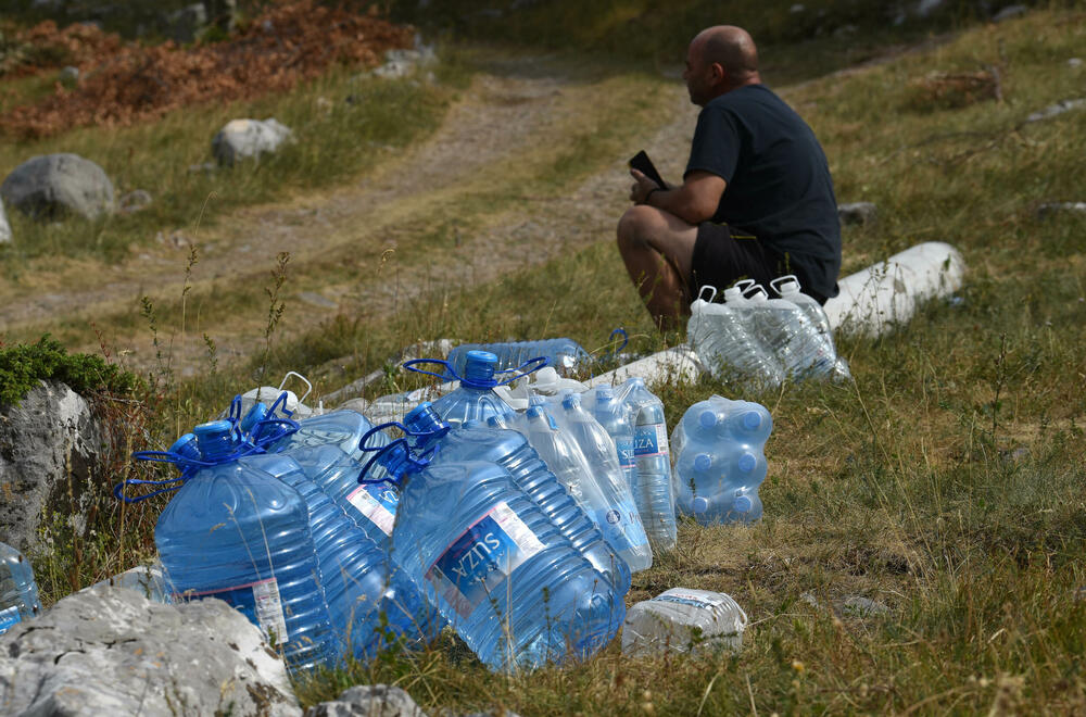 <p>U Kučkim koritima bio je i gradonačelnik Podgorice Saša Mujović </p>  <p>On i vršilac dužnosti (v.d.) Službe zaštite i spašavanja Glavnog grada Nikola Bojanović pričajli su sa mještanima i obilazili teren</p>