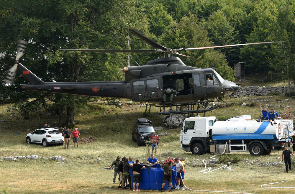 <p>U Kučkim koritima bio je i gradonačelnik Podgorice Saša Mujović </p>  <p>On i vršilac dužnosti (v.d.) Službe zaštite i spašavanja Glavnog grada Nikola Bojanović pričajli su sa mještanima i obilazili teren</p>