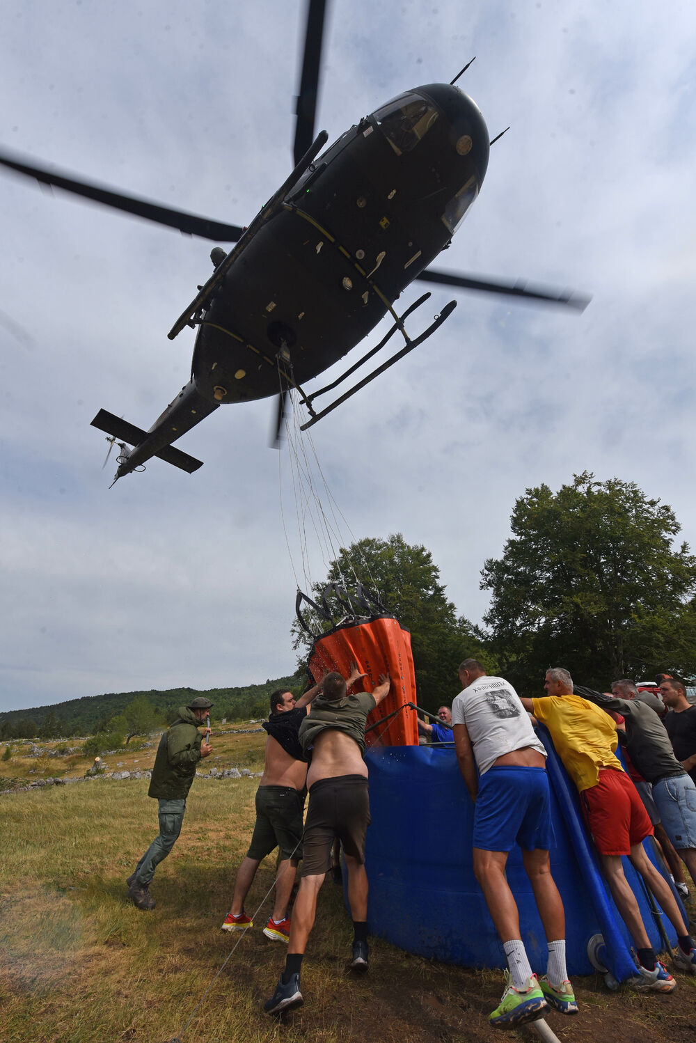 <p>U Kučkim koritima bio je i gradonačelnik Podgorice Saša Mujović </p>  <p>On i vršilac dužnosti (v.d.) Službe zaštite i spašavanja Glavnog grada Nikola Bojanović pričajli su sa mještanima i obilazili teren</p>