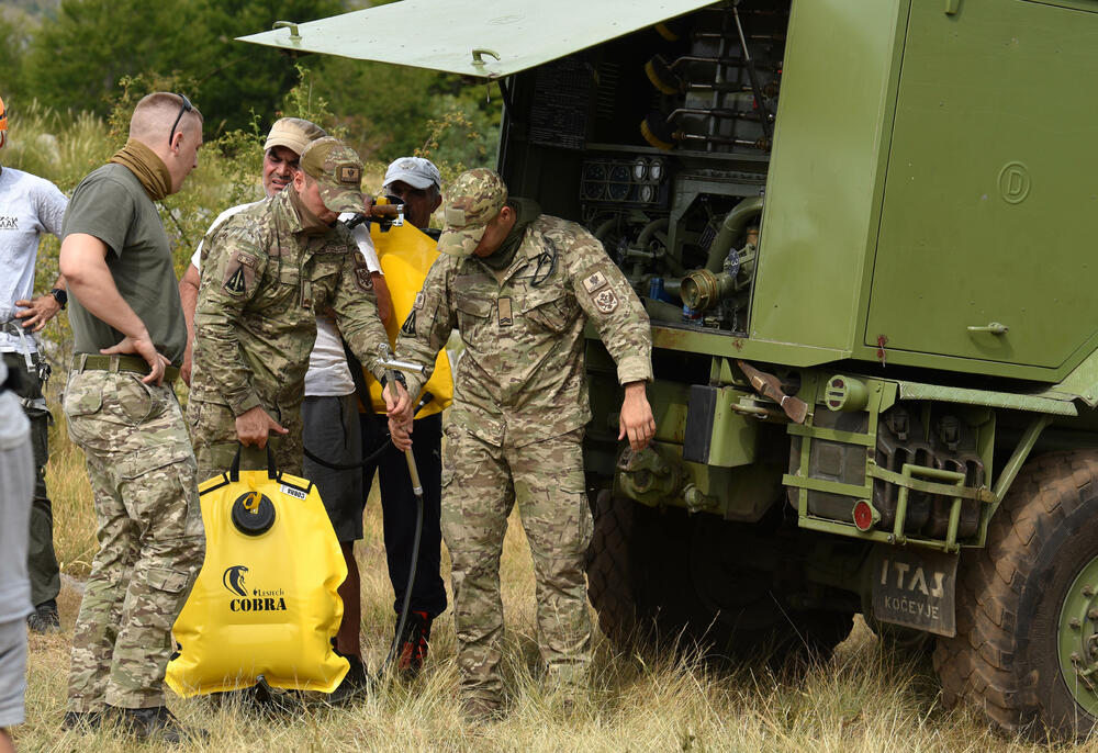 <p>U Kučkim koritima bio je i gradonačelnik Podgorice Saša Mujović </p>  <p>On i vršilac dužnosti (v.d.) Službe zaštite i spašavanja Glavnog grada Nikola Bojanović pričajli su sa mještanima i obilazili teren</p>