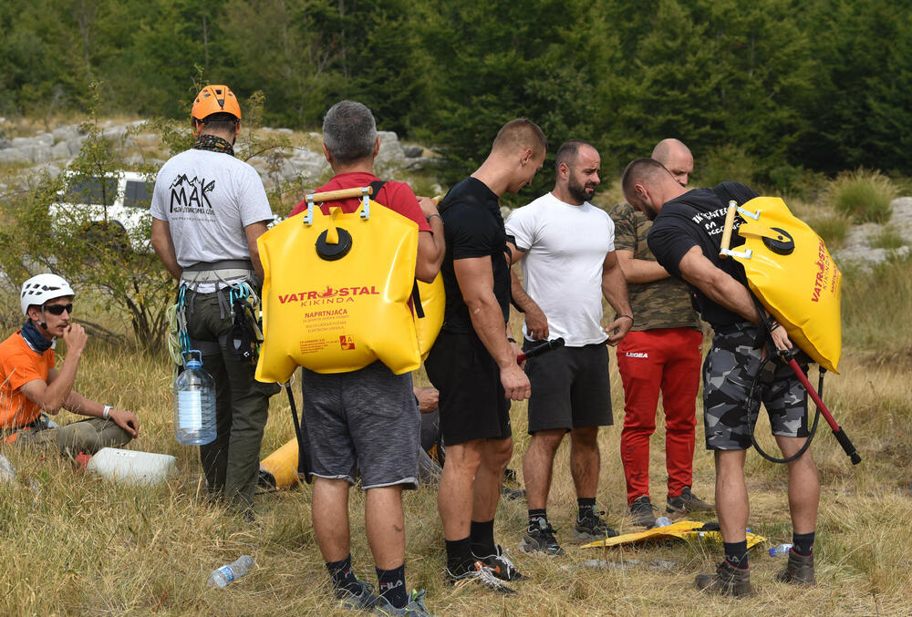 <p>U Kučkim koritima bio je i gradonačelnik Podgorice Saša Mujović </p>  <p>On i vršilac dužnosti (v.d.) Službe zaštite i spašavanja Glavnog grada Nikola Bojanović pričajli su sa mještanima i obilazili teren</p>