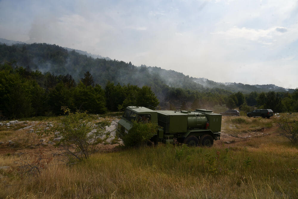 <p>U Kučkim koritima bio je i gradonačelnik Podgorice Saša Mujović </p>  <p>On i vršilac dužnosti (v.d.) Službe zaštite i spašavanja Glavnog grada Nikola Bojanović pričajli su sa mještanima i obilazili teren</p>