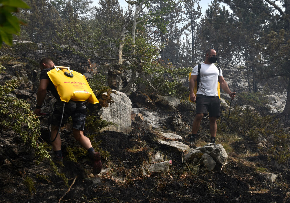 <p>U Kučkim koritima bio je i gradonačelnik Podgorice Saša Mujović </p>  <p>On i vršilac dužnosti (v.d.) Službe zaštite i spašavanja Glavnog grada Nikola Bojanović pričajli su sa mještanima i obilazili teren</p>
