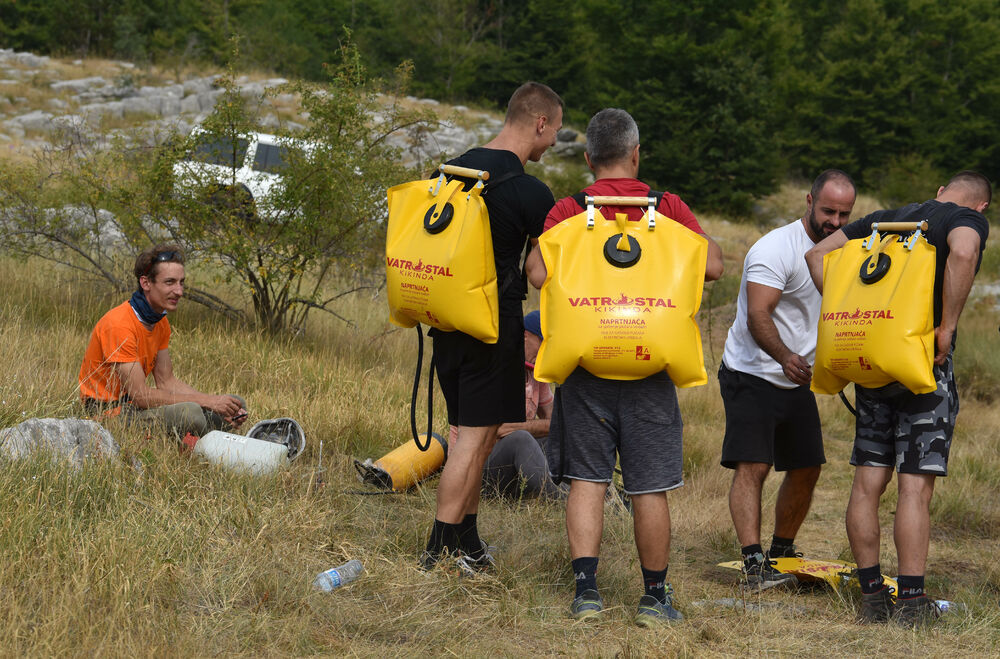 <p>U Kučkim koritima bio je i gradonačelnik Podgorice Saša Mujović </p>  <p>On i vršilac dužnosti (v.d.) Službe zaštite i spašavanja Glavnog grada Nikola Bojanović pričajli su sa mještanima i obilazili teren</p>