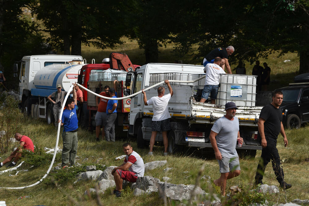 <p>U Kučkim koritima bio je i gradonačelnik Podgorice Saša Mujović </p>  <p>On i vršilac dužnosti (v.d.) Službe zaštite i spašavanja Glavnog grada Nikola Bojanović pričajli su sa mještanima i obilazili teren</p>