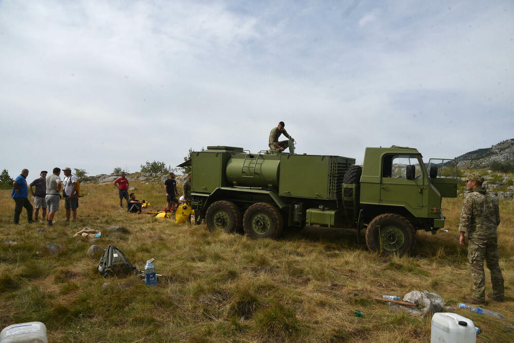 <p>U Kučkim koritima bio je i gradonačelnik Podgorice Saša Mujović </p>  <p>On i vršilac dužnosti (v.d.) Službe zaštite i spašavanja Glavnog grada Nikola Bojanović pričajli su sa mještanima i obilazili teren</p>