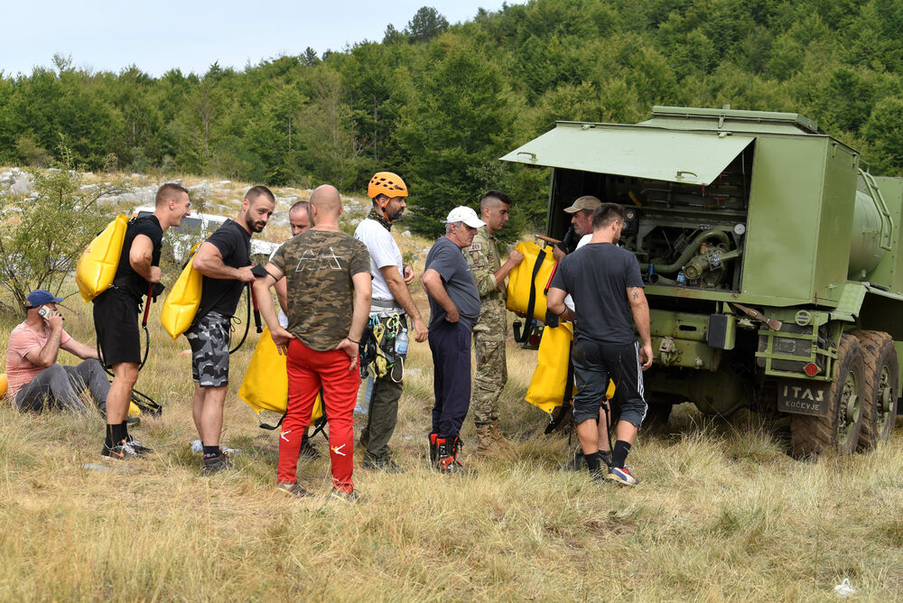 <p>U Kučkim koritima bio je i gradonačelnik Podgorice Saša Mujović </p>  <p>On i vršilac dužnosti (v.d.) Službe zaštite i spašavanja Glavnog grada Nikola Bojanović pričajli su sa mještanima i obilazili teren</p>