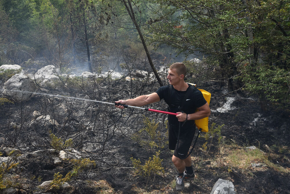<p>U Kučkim koritima bio je i gradonačelnik Podgorice Saša Mujović </p>  <p>On i vršilac dužnosti (v.d.) Službe zaštite i spašavanja Glavnog grada Nikola Bojanović pričajli su sa mještanima i obilazili teren</p>