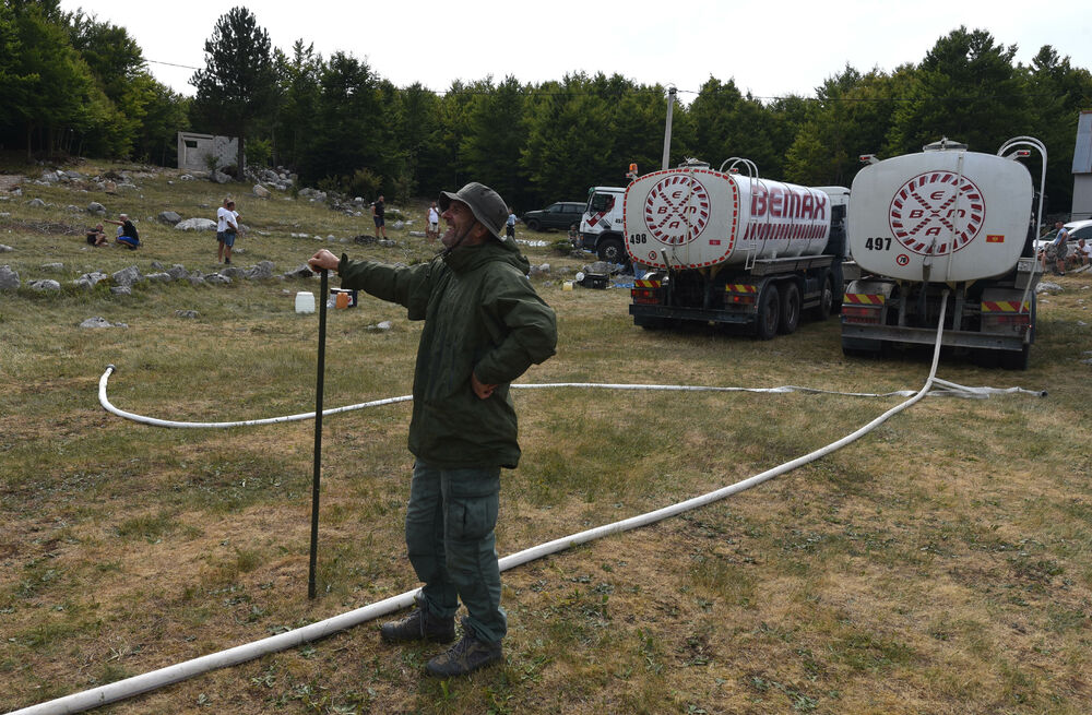 <p>U Kučkim koritima bio je i gradonačelnik Podgorice Saša Mujović </p>  <p>On i vršilac dužnosti (v.d.) Službe zaštite i spašavanja Glavnog grada Nikola Bojanović pričajli su sa mještanima i obilazili teren</p>