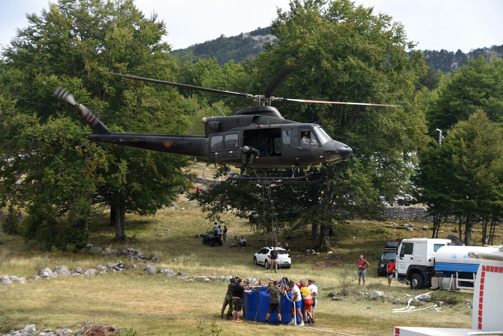 <p>U Kučkim koritima bio je i gradonačelnik Podgorice Saša Mujović </p>  <p>On i vršilac dužnosti (v.d.) Službe zaštite i spašavanja Glavnog grada Nikola Bojanović pričajli su sa mještanima i obilazili teren</p>