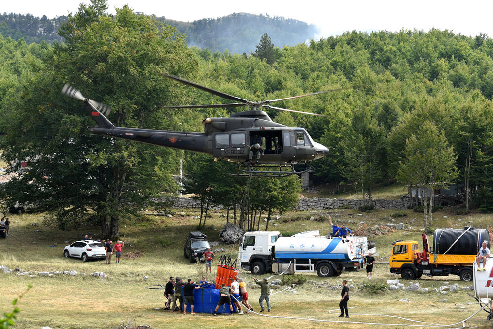 <p>U Kučkim koritima bio je i gradonačelnik Podgorice Saša Mujović </p>  <p>On i vršilac dužnosti (v.d.) Službe zaštite i spašavanja Glavnog grada Nikola Bojanović pričajli su sa mještanima i obilazili teren</p>