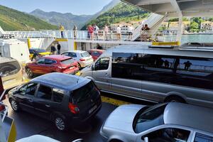 Na trajektnoj liniji Kamenari - Lepetane počeo prevoz vozila po...