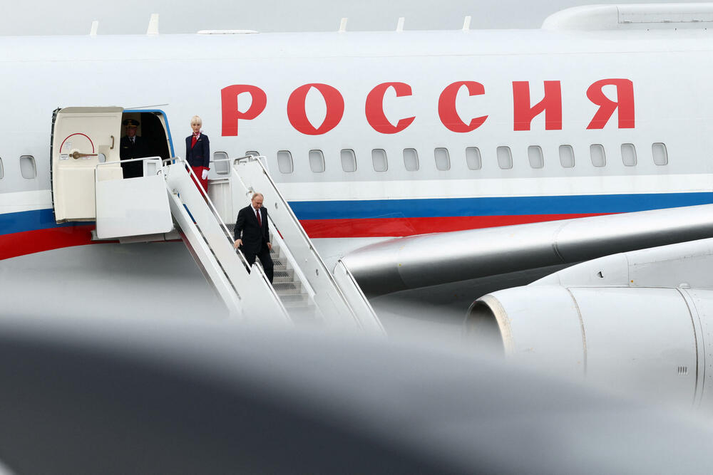 Putin izlazi iz aviona