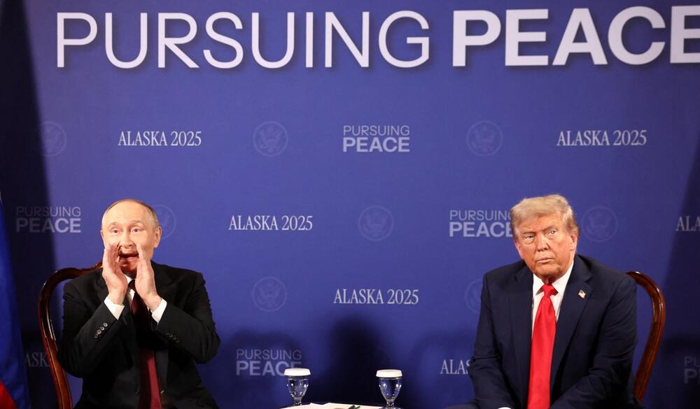 <p>"Bilo je mnogo, mnogo tačaka oko kojih smo se dogovorili. Rekao bih da su još neke velike ostale neriješene, ali smo ostvarili određeni napredak. Dogovora nema dok dogovor nije postignut", rekao je Tramp, stojeći ispred pozadine na kojoj je pisalo "U potrazi za mirom"</p>