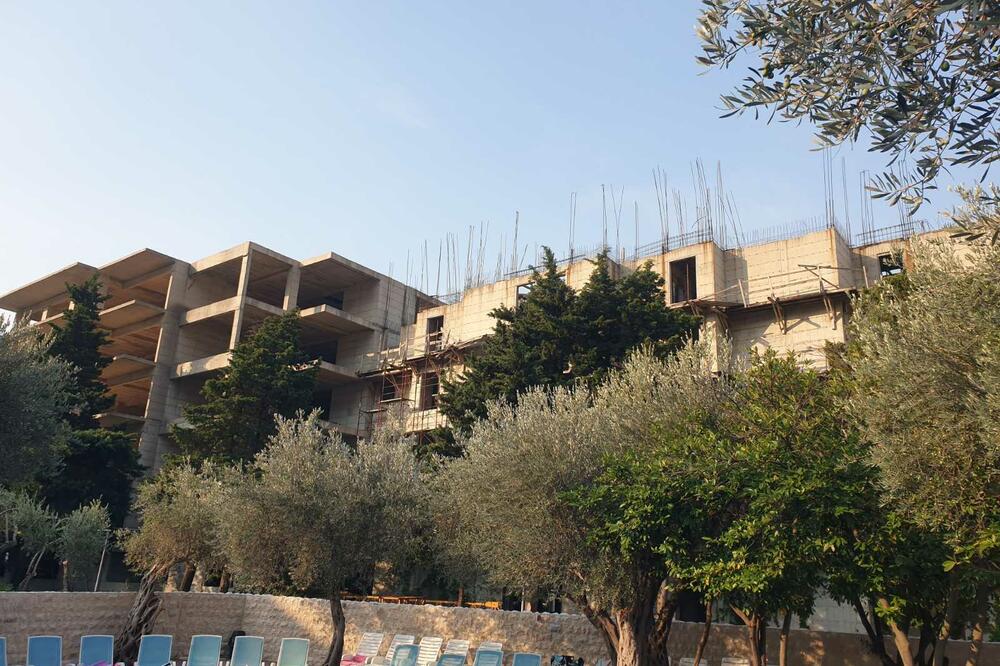 Sporni davno započeti objekat Euromixa  uz “Vile Oliva”, koji je bio predmet prodaje, Foto: Vijesti