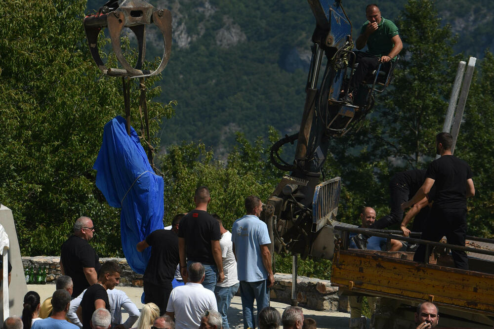 Đurišić se “krije” u crkvi: Uklanjanje spomenika ratnom zločincu, Foto: Boris Pejovic