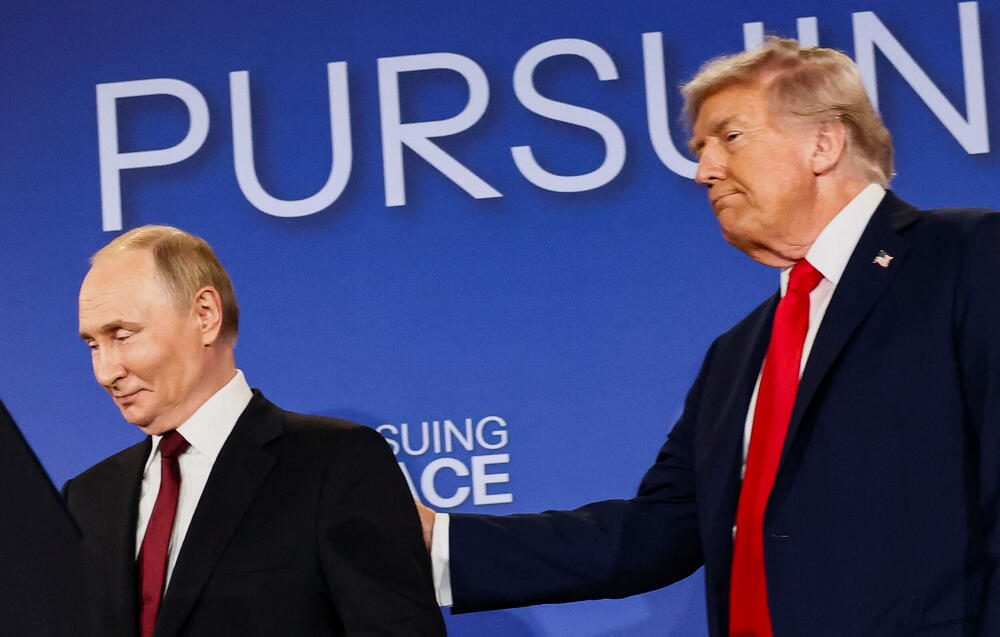 <p>"Bilo je mnogo, mnogo tačaka oko kojih smo se dogovorili. Rekao bih da su još neke velike ostale neriješene, ali smo ostvarili određeni napredak. Dogovora nema dok dogovor nije postignut", rekao je Tramp, stojeći ispred pozadine na kojoj je pisalo "U potrazi za mirom"</p>