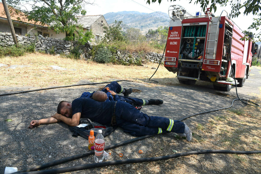 Premoreni vatrogasci odmaraju tokom požara u mjestu Mjegotin