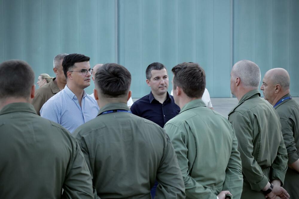 <p>Bečić i Šaranović su na aerodromu Avio&ndash;helikopterske jedinice MUP-a, obišli domaće i međunarodne posade angažovane u borbi protiv požara, gdje su ih dočekali direktor Direktorata za zaštitu i spašavanje Miodrag Bešović i načelnik Avio-helikopterske jedinice Darko Pavlović</p>