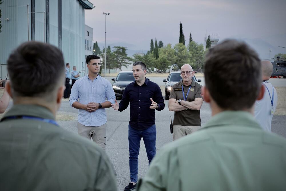 <p>Bečić i Šaranović su na aerodromu Avio&ndash;helikopterske jedinice MUP-a, obišli domaće i međunarodne posade angažovane u borbi protiv požara, gdje su ih dočekali direktor Direktorata za zaštitu i spašavanje Miodrag Bešović i načelnik Avio-helikopterske jedinice Darko Pavlović</p>