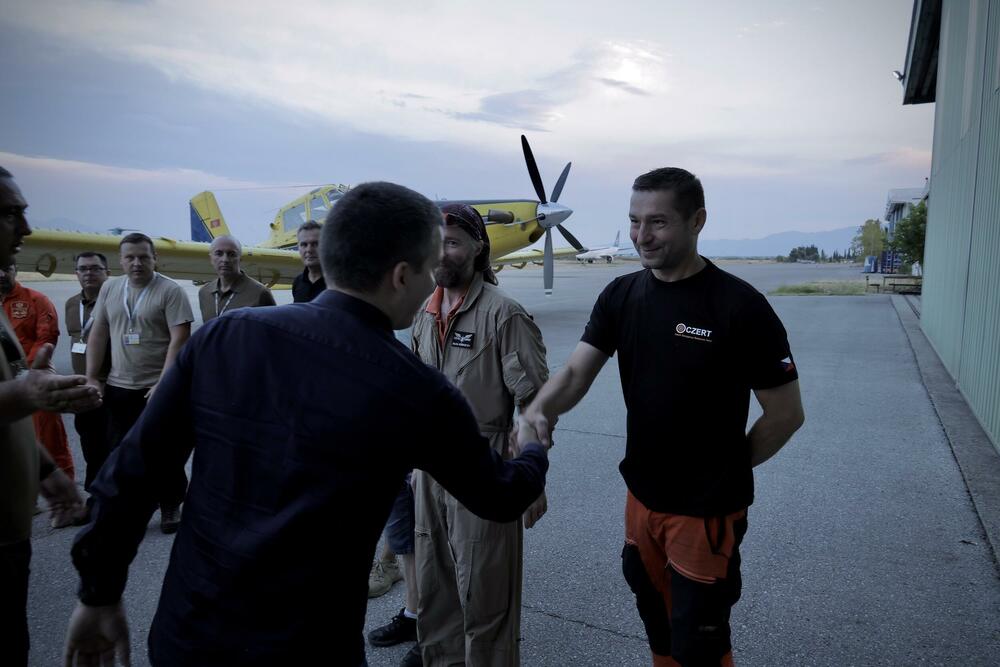 <p>Bečić i Šaranović su na aerodromu Avio&ndash;helikopterske jedinice MUP-a, obišli domaće i međunarodne posade angažovane u borbi protiv požara, gdje su ih dočekali direktor Direktorata za zaštitu i spašavanje Miodrag Bešović i načelnik Avio-helikopterske jedinice Darko Pavlović</p>