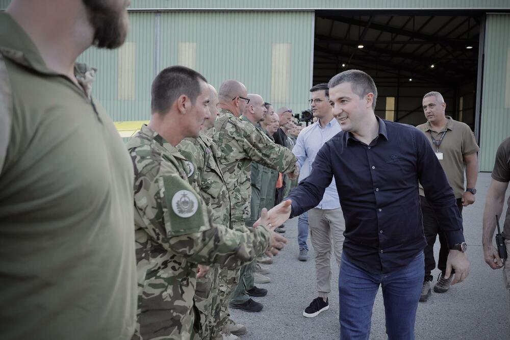 <p>Bečić i Šaranović su na aerodromu Avio&ndash;helikopterske jedinice MUP-a, obišli domaće i međunarodne posade angažovane u borbi protiv požara, gdje su ih dočekali direktor Direktorata za zaštitu i spašavanje Miodrag Bešović i načelnik Avio-helikopterske jedinice Darko Pavlović</p>