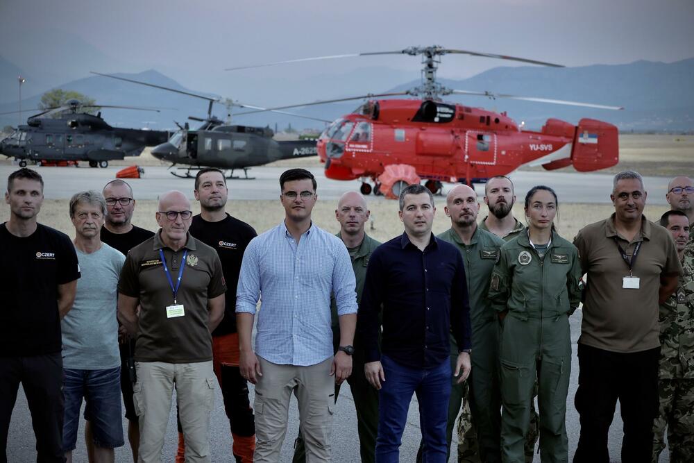 <p>Bečić i Šaranović su na aerodromu Avio&ndash;helikopterske jedinice MUP-a, obišli domaće i međunarodne posade angažovane u borbi protiv požara, gdje su ih dočekali direktor Direktorata za zaštitu i spašavanje Miodrag Bešović i načelnik Avio-helikopterske jedinice Darko Pavlović</p>