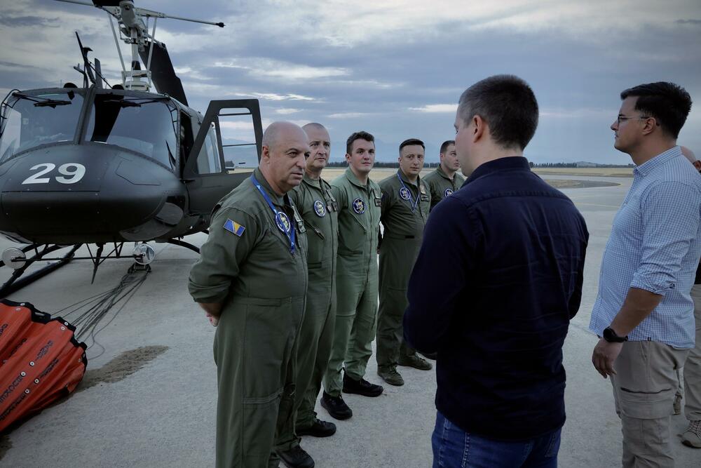 <p>Bečić i Šaranović su na aerodromu Avio&ndash;helikopterske jedinice MUP-a, obišli domaće i međunarodne posade angažovane u borbi protiv požara, gdje su ih dočekali direktor Direktorata za zaštitu i spašavanje Miodrag Bešović i načelnik Avio-helikopterske jedinice Darko Pavlović</p>