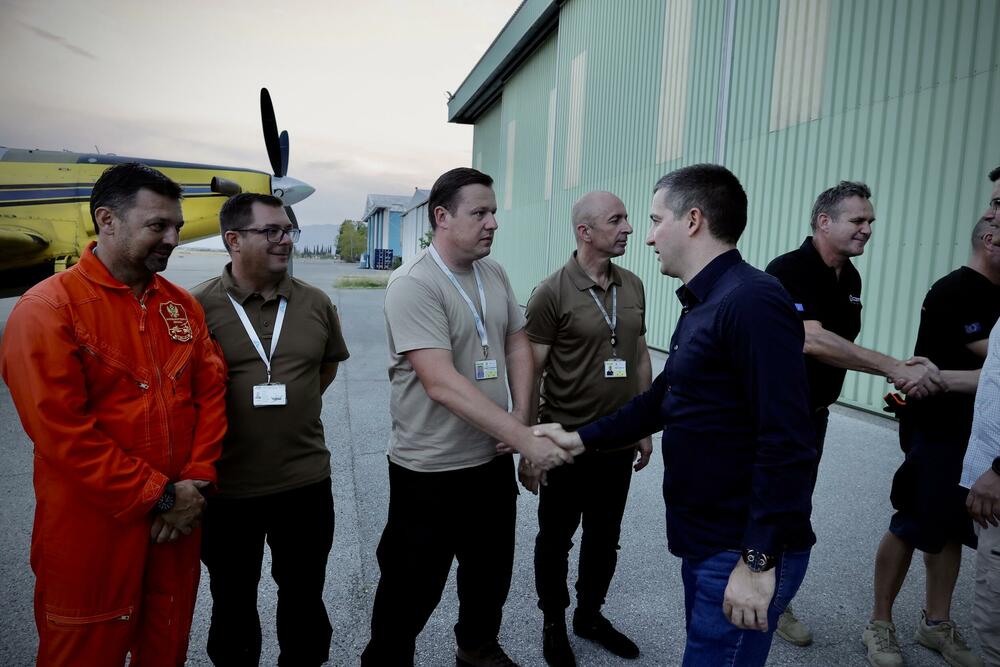 <p>Bečić i Šaranović su na aerodromu Avio&ndash;helikopterske jedinice MUP-a, obišli domaće i međunarodne posade angažovane u borbi protiv požara, gdje su ih dočekali direktor Direktorata za zaštitu i spašavanje Miodrag Bešović i načelnik Avio-helikopterske jedinice Darko Pavlović</p>