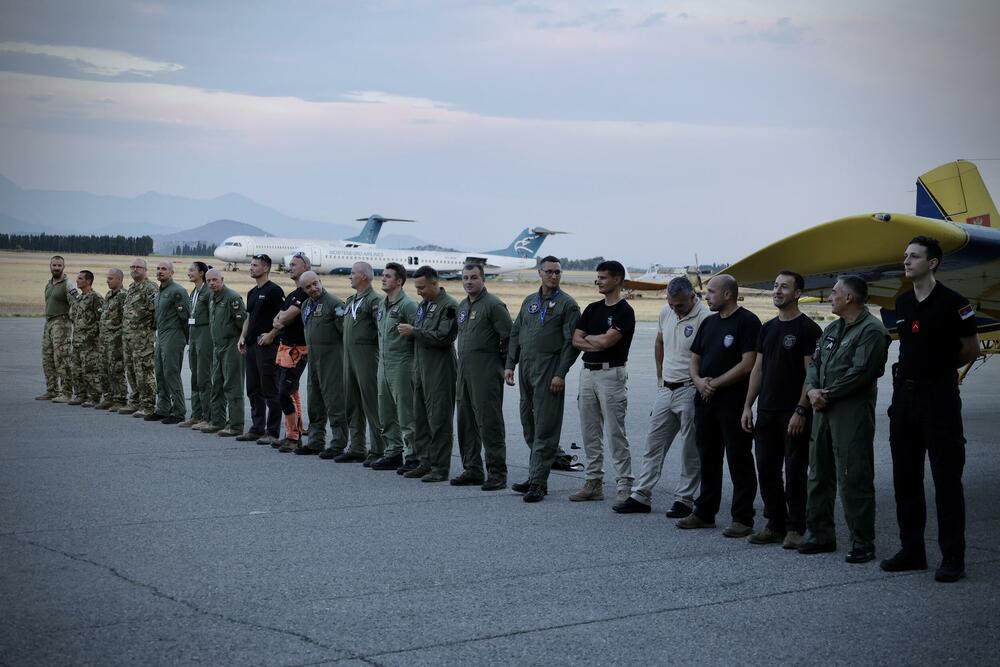 <p>Bečić i Šaranović su na aerodromu Avio&ndash;helikopterske jedinice MUP-a, obišli domaće i međunarodne posade angažovane u borbi protiv požara, gdje su ih dočekali direktor Direktorata za zaštitu i spašavanje Miodrag Bešović i načelnik Avio-helikopterske jedinice Darko Pavlović</p>
