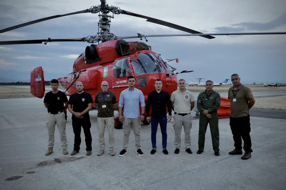 <p>Bečić i Šaranović su na aerodromu Avio&ndash;helikopterske jedinice MUP-a, obišli domaće i međunarodne posade angažovane u borbi protiv požara, gdje su ih dočekali direktor Direktorata za zaštitu i spašavanje Miodrag Bešović i načelnik Avio-helikopterske jedinice Darko Pavlović</p>