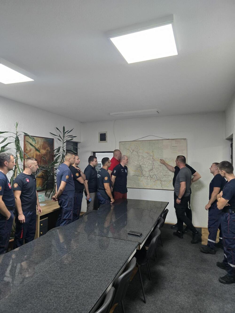 <p>Smolović je najavio da će razmotriti mogućnost nagrađivanja službenika koji su danima na terenu, kao i dodatno kadrovsko jačanje i opremanje službe u narednom periodu</p>