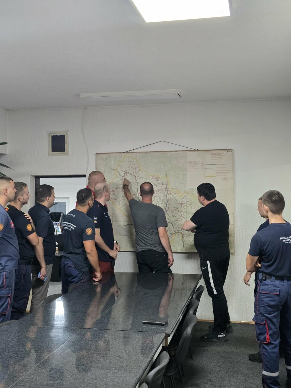 <p>Smolović je najavio da će razmotriti mogućnost nagrađivanja službenika koji su danima na terenu, kao i dodatno kadrovsko jačanje i opremanje službe u narednom periodu</p>