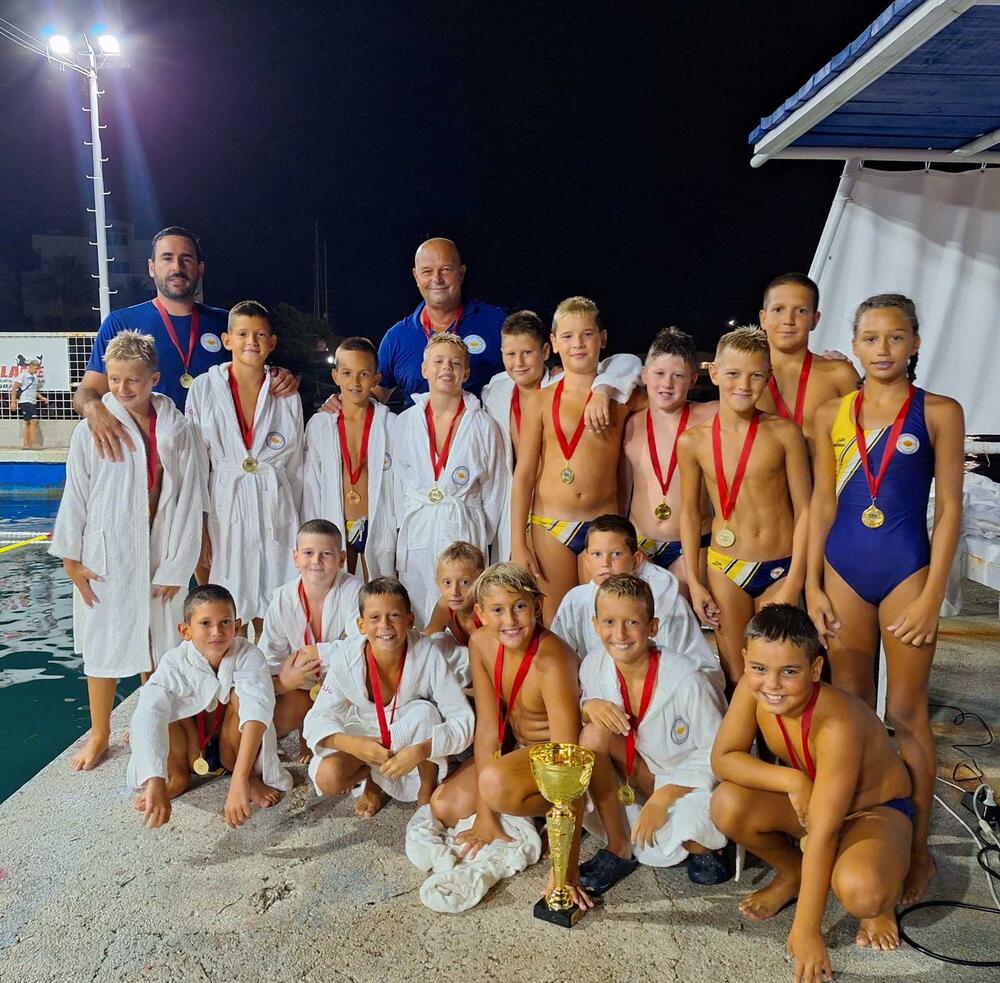 <p>Mladost je osvojila drugi trofej Kupa Crne Gore ovog ljeta - slavila je i u generaciji igrača rođenih 2012. i mlađih</p>