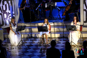 Tri glasa iz jednog života