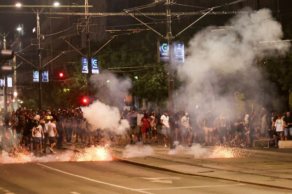 Sa sinoćnjeg protesta u Beogradu, Foto: Reuters