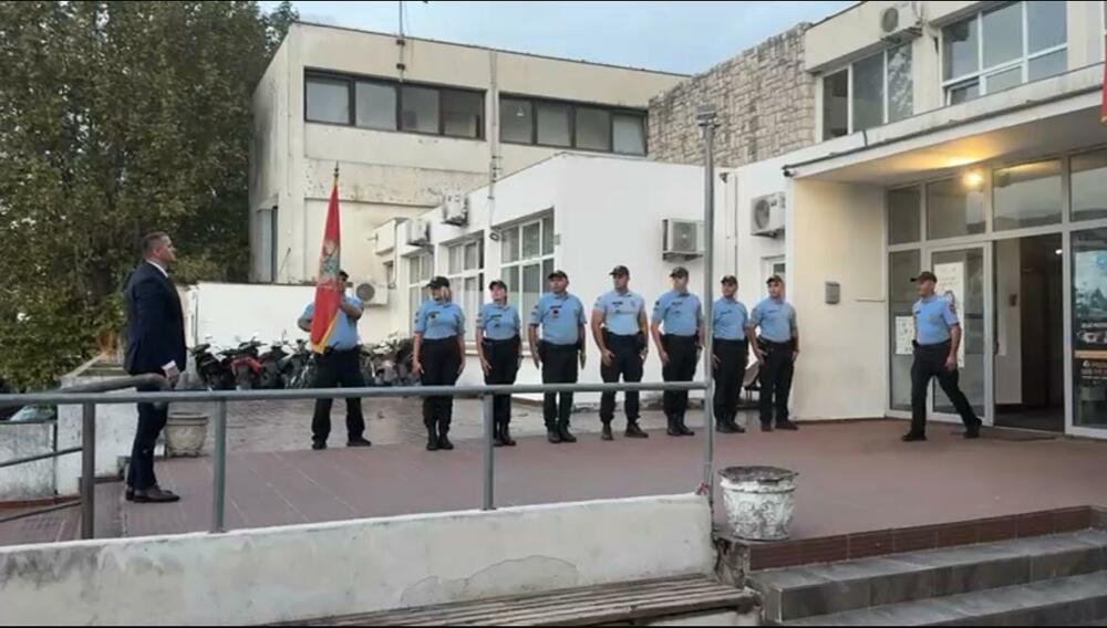 <p>Iz Uprave policije je saopšteno da je direktor te institucije Lazar Šćepanović, u okviru planskih aktivnosti obilaska policijskih organizacionih jedinica na terenu, sa saradnicima boravio u radnoj posjeti Regionalnom centru bezbjednosti "Jug" i Regionalnom centru granične bezbjednosti "Jug"</p>