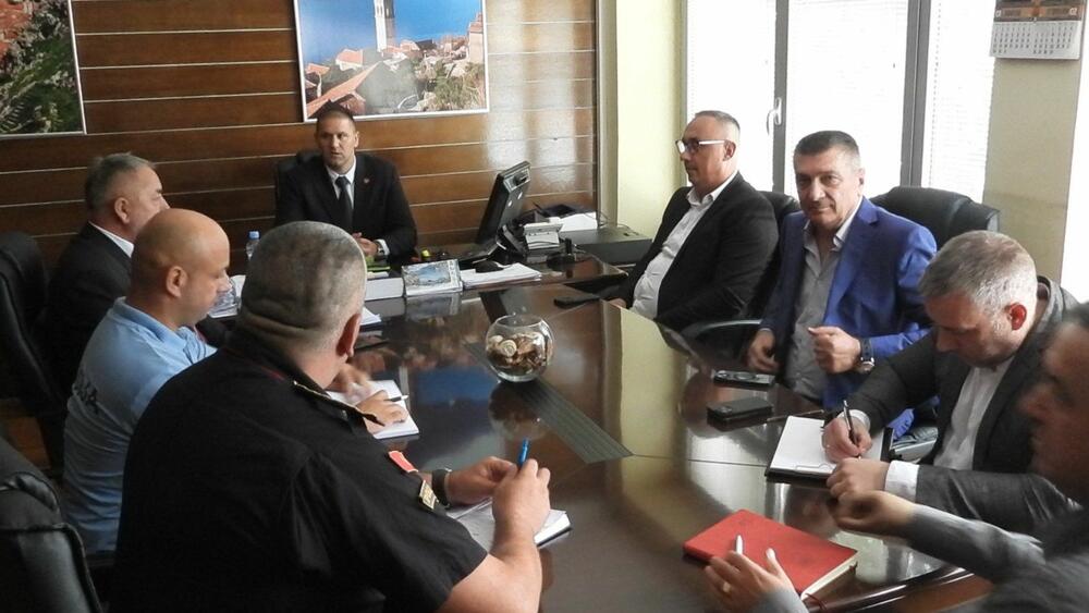 <p>Iz Uprave policije je saopšteno da je direktor te institucije Lazar Šćepanović, u okviru planskih aktivnosti obilaska policijskih organizacionih jedinica na terenu, sa saradnicima boravio u radnoj posjeti Regionalnom centru bezbjednosti "Jug" i Regionalnom centru granične bezbjednosti "Jug"</p>