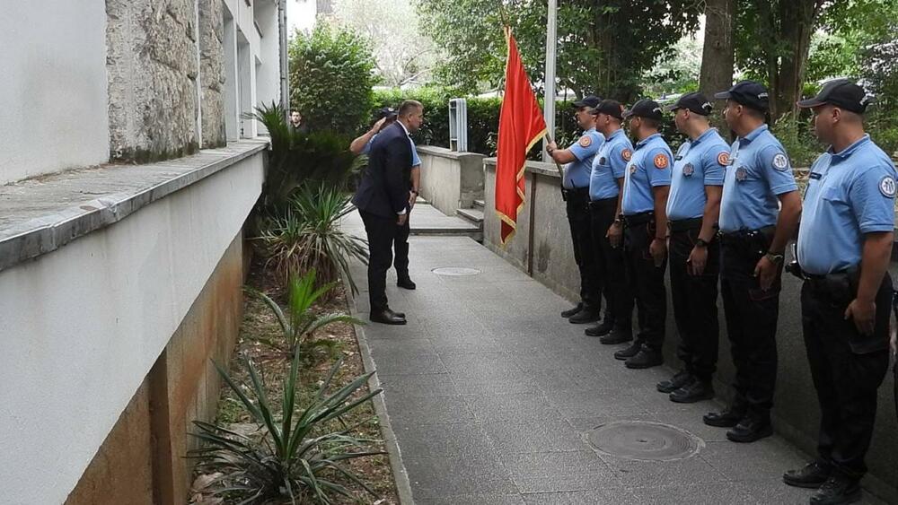 <p>Iz Uprave policije je saopšteno da je direktor te institucije Lazar Šćepanović, u okviru planskih aktivnosti obilaska policijskih organizacionih jedinica na terenu, sa saradnicima boravio u radnoj posjeti Regionalnom centru bezbjednosti "Jug" i Regionalnom centru granične bezbjednosti "Jug"</p>