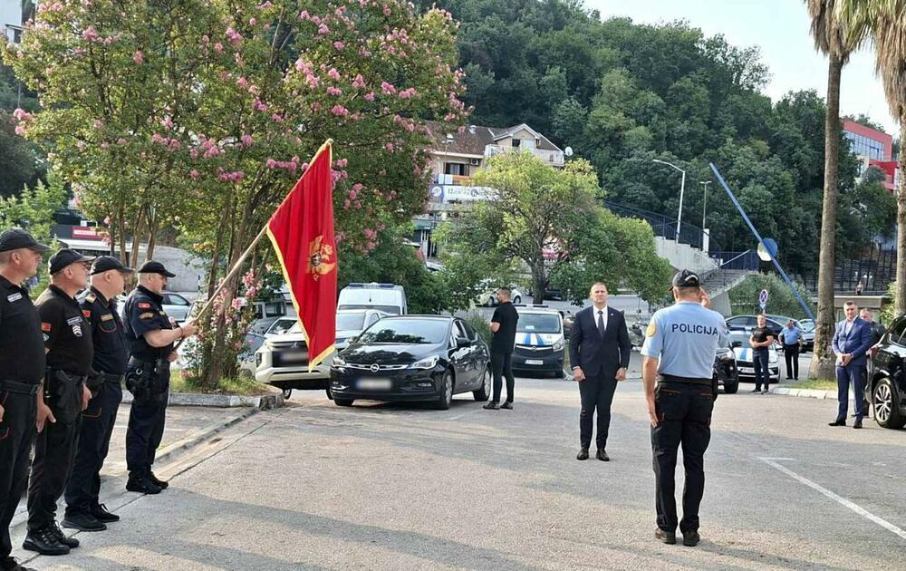 <p>Iz Uprave policije je saopšteno da je direktor te institucije Lazar Šćepanović, u okviru planskih aktivnosti obilaska policijskih organizacionih jedinica na terenu, sa saradnicima boravio u radnoj posjeti Regionalnom centru bezbjednosti "Jug" i Regionalnom centru granične bezbjednosti "Jug"</p>