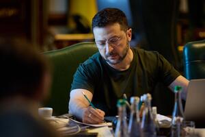 Zelenski: Rusija bi mogla pojačati napade na frontu kako bi...