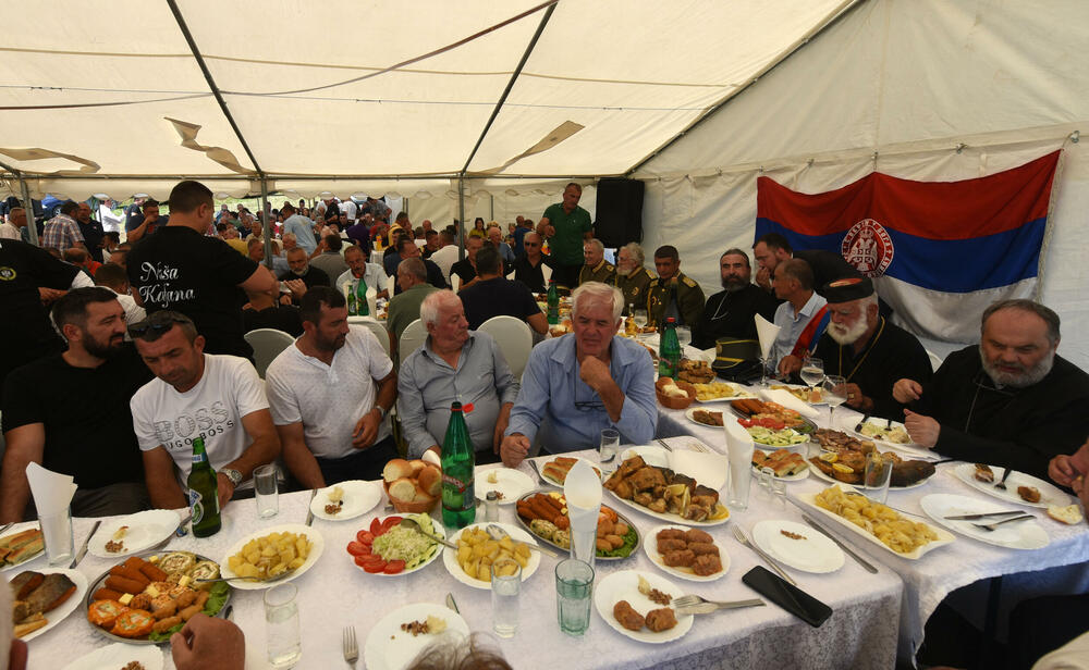 <p>Po svoj prilici, dovodi se u pitanje ne samo pravo da slobodno mislim i govorim, nego i da se molim i javno ispovjedam svoju vjeru", kazao je Metodije</p>