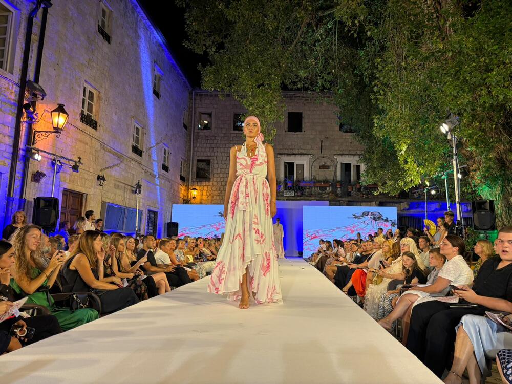 <p>Organizatorke događaja bile su sestre Milena Mačić i Jelena Kašćelan, koje<br /> su nakon dugogodišnjeg bavljenja manekenstvom odlučile da svoje iskustvo<br /> prenesu i u domenu organizacije</p>