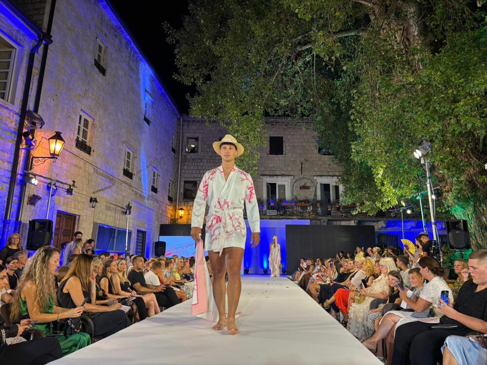 <p>Organizatorke događaja bile su sestre Milena Mačić i Jelena Kašćelan, koje<br /> su nakon dugogodišnjeg bavljenja manekenstvom odlučile da svoje iskustvo<br /> prenesu i u domenu organizacije</p>