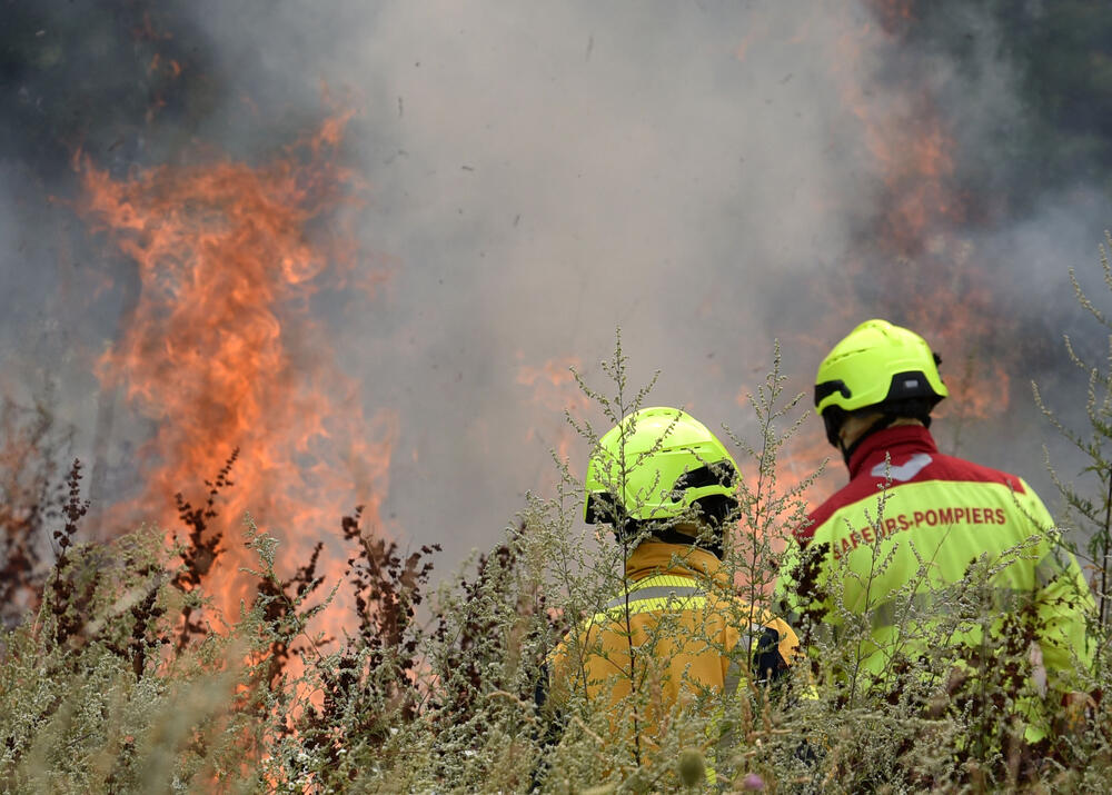 <p>Kritično je tokom dana bilo i u Kučima, na Topolovu u Danilovgradu, ali i u rejonu Petrovića i Banjanima u Nikšiću</p>  <p>"Biće međunarodne pomoći uvijek, ali mi se moramo pripremiti. Znate kako, kad nešto prođe, ne sjeća ga se niko više i to je u našoj ljudskoj prirodi”, kazao je “Vijestima” Željko Šušović iz Kopilja</p>