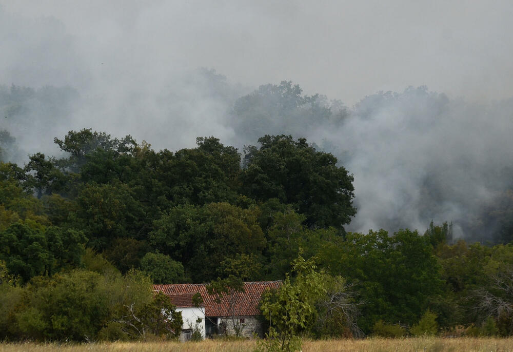 <p>Kritično je tokom dana bilo i u Kučima, na Topolovu u Danilovgradu, ali i u rejonu Petrovića i Banjanima u Nikšiću</p>  <p>"Biće međunarodne pomoći uvijek, ali mi se moramo pripremiti. Znate kako, kad nešto prođe, ne sjeća ga se niko više i to je u našoj ljudskoj prirodi”, kazao je “Vijestima” Željko Šušović iz Kopilja</p>
