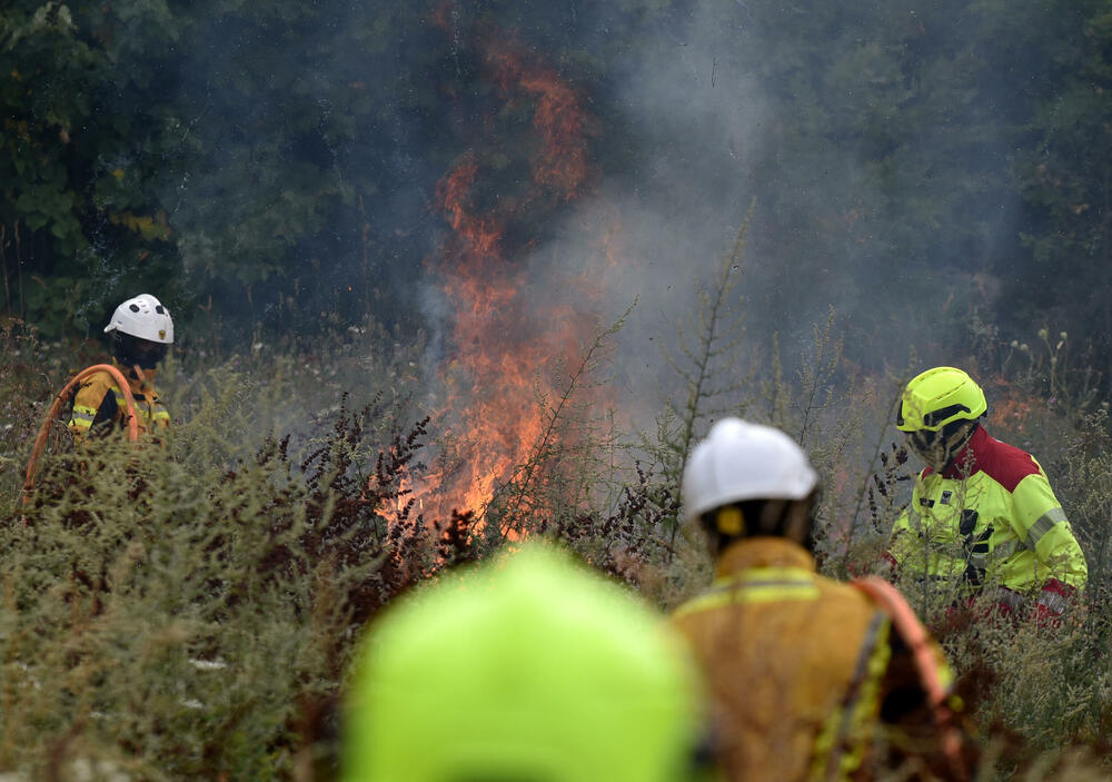 <p>Kritično je tokom dana bilo i u Kučima, na Topolovu u Danilovgradu, ali i u rejonu Petrovića i Banjanima u Nikšiću</p>  <p>"Biće međunarodne pomoći uvijek, ali mi se moramo pripremiti. Znate kako, kad nešto prođe, ne sjeća ga se niko više i to je u našoj ljudskoj prirodi”, kazao je “Vijestima” Željko Šušović iz Kopilja</p>
