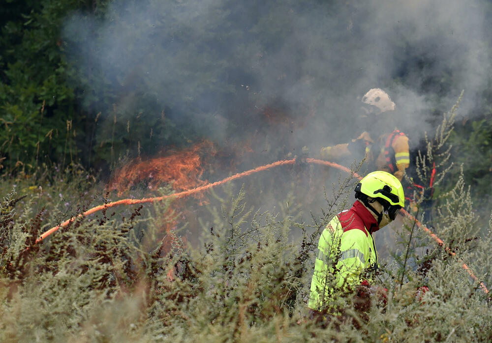 <p>Kritično je tokom dana bilo i u Kučima, na Topolovu u Danilovgradu, ali i u rejonu Petrovića i Banjanima u Nikšiću</p>  <p>"Biće međunarodne pomoći uvijek, ali mi se moramo pripremiti. Znate kako, kad nešto prođe, ne sjeća ga se niko više i to je u našoj ljudskoj prirodi”, kazao je “Vijestima” Željko Šušović iz Kopilja</p>