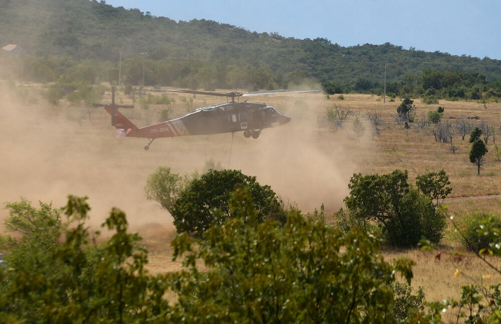 <p>Kritično je tokom dana bilo i u Kučima, na Topolovu u Danilovgradu, ali i u rejonu Petrovića i Banjanima u Nikšiću</p>  <p>"Biće međunarodne pomoći uvijek, ali mi se moramo pripremiti. Znate kako, kad nešto prođe, ne sjeća ga se niko više i to je u našoj ljudskoj prirodi”, kazao je “Vijestima” Željko Šušović iz Kopilja</p>