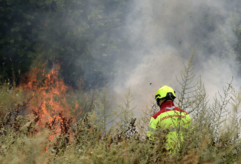 <p>Kritično je tokom dana bilo i u Kučima, na Topolovu u Danilovgradu, ali i u rejonu Petrovića i Banjanima u Nikšiću</p>  <p>"Biće međunarodne pomoći uvijek, ali mi se moramo pripremiti. Znate kako, kad nešto prođe, ne sjeća ga se niko više i to je u našoj ljudskoj prirodi”, kazao je “Vijestima” Željko Šušović iz Kopilja</p>